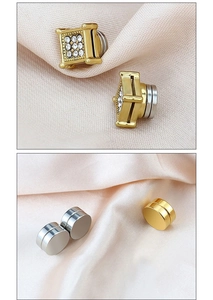 Detailansicht der magnetischen Zirkonia-Ohrstecker mit quadratischem Stein und Metallfinish