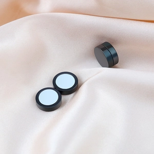Makro-Detail blauer und schwarzer Magnet-Ohrstecker für Ohren ohne Löcher auf Seide