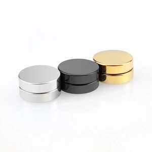Detailset aus silbernen, schwarzen und goldenen magnetischen Ohrclips für Damen und Herren