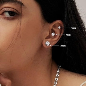 Magnetische Unisex-Zirkonia-Ohrringe im Set, Größen 5mm, 7mm und 8mm am Model