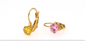 Dettaglio degli orecchini in oro con pietre di zircone rosa e gialle e chiusura a monachella
