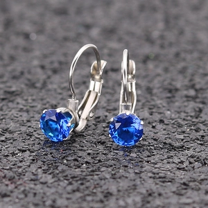 Orecchini in argento con cristalli di zircone blu profondo a taglio tondo e sei griffe