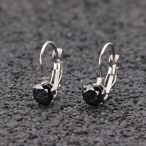 Orecchini a monachella in argento con pietre tonde di zircone nero sfaccettate