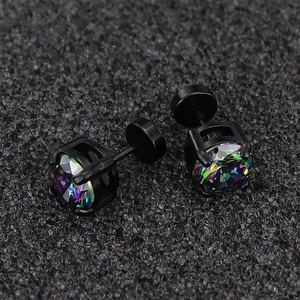 Gros plan de boucles d'oreilles en zircone arc-en-ciel avec monture noire à quatre griffes