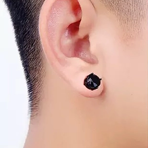 Gros plan d'un clou d'oreille en zircone noire avec serti à quatre griffes sur un modèle