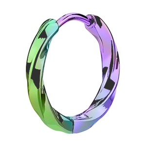 Detail van gedraaide titanium stalen oorring met regenboogverloop metalen afwerking