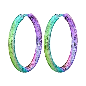 Macrodetail van iriserende regenboog oorringen met ingewikkelde ruitvormige quiltpatronen