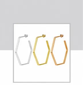 Set di tre orecchini esagonali geometrici nei colori argento, oro e oro rosa lucido