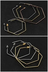 Dettaglio di orecchini a cerchio esagonali in argento, oro e oro rosa con chiusure