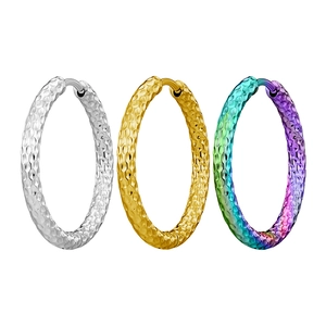 Set van drie paar getextureerde gehamerde oorringen in goud zilver en regenboogkleuren