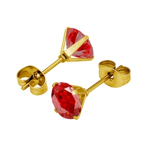 Détail de boucles d'oreilles en zircon rouge avec sertissage à quatre griffes dorées