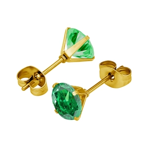 Détail des boucles d'oreilles en zircon vert avec sertissage à 4 griffes en or titane