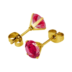 Détail de boucles d'oreilles clous avec zircons rouges ronds et monture dorée à quatre griffes