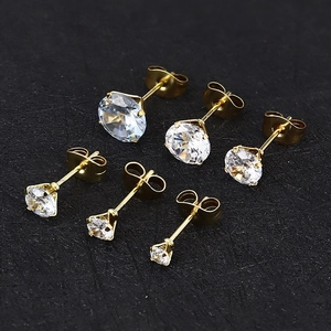 Boucles d'oreilles en acier titane doré avec zircons ronds de tailles différentes