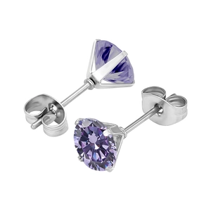 Dettaglio di orecchini a lobo con zircone viola AAA e montatura a quattro griffe