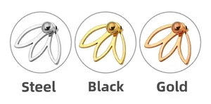 Détails macro de boucles d'oreilles à trois pétales en acier argent, or et or rose