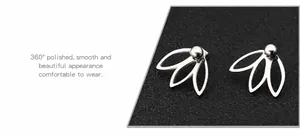 Boucle d'oreille polie miroir en argent avec attache triple feuille sur fond en cuir