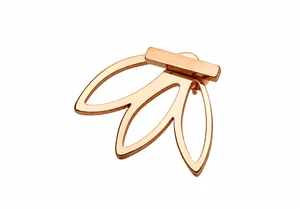 Vue détaillée de la boucle d'oreille en forme de triple feuille ajourée or rose poli