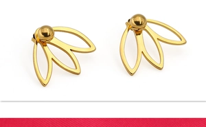 Détail de boucles d'oreilles dorées ajourées à trois feuilles avec clous sphériques