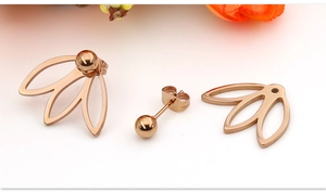 Vue détaillée des boucles d'oreilles lotus or rose avec design amovible et clous ronds