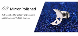 Détail du clou d'oreille lune poli miroir avec découpes d'étoiles élégantes