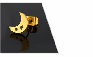 Détail de la boucle d'oreille lune en acier titane avec étoiles ajourées et placage d'or