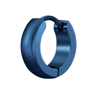 Macro-opname van de blauwe minimalistische roestvrijstalen oorring met gepolijste finish