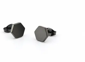 Macrodetail van geometrische zeshoekige oorknopjes in gunmetal finish met vacuüm plating