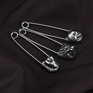 Set aus Retro-Punk-Sicherheitsnadel-Ohrringen mit silbernen Totenkopf- und Wolfskopf-Anhängern
