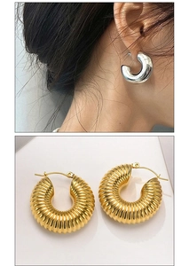 Détails de créoles argentées en C et de boucles d'oreilles torsadées dorées style croissant