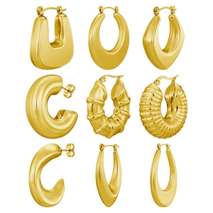 Collection de neuf boucles d'oreilles créoles géométriques en acier doré pour femme