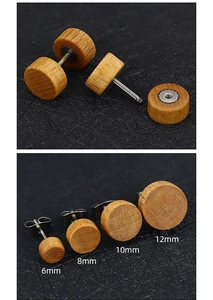 Dettaglio macro di orecchini a perno in legno da 6mm a 12mm con venature naturali