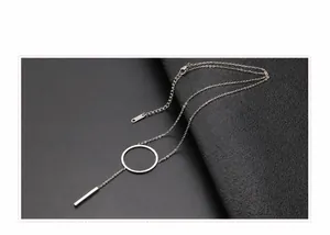 Detail van S925 sterling zilveren Y-ketting met ring en een lange staafhanger