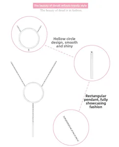 Detail van zilveren Y-vormige lariat ketting met holle cirkel en staafvormige hanger
