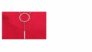 Detail van zilveren Y-vormige lasso-ketting met spiegelgepolijste cirkel en staafje