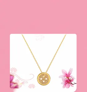 Macro-opname van de gouden knophanger met matte afwerking en drie gaatjes aan een fijne ketting