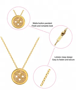 Detail van 18KGP gouden ketting met matte knoophanger en verstelbare karabijnsluiting