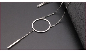 Detail van 18KGP gravure op zilveren lasso Y-ketting hanger met gepolijste afwerking