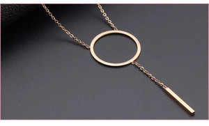 Gedetailleerde macro-opname van roségouden Lariat-ketting met cirkel- en staafhangers