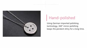 Macro-opname van een gepolijste zilveren knophanger aan een fijne titanium stalen ketting
