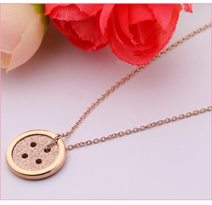 Macro-detail van roségouden knophanger ketting met glitterafwerking op bloemenachtergrond