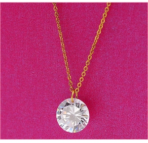 Macro-opname van een gouden waterdruppel zirkoon hanger met sprankelende edelsteendetails