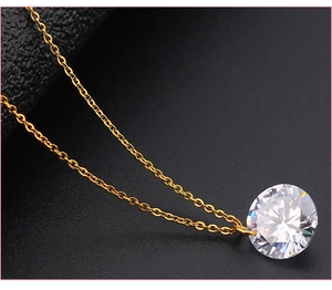 Macro-opname van een gouden titanium ketting met een schitterende ronde zirkoon hanger