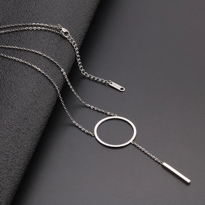 Minimalistische zilveren Y-lariatketting met ronde ring en verticale staafvormige hanger