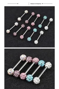 Vue détaillée de piercings de langue et d'oreille avec boules en cristal multicolore