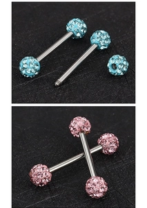 Détail macro du filetage sur le bijou de piercing barbell à boule de cristal 5mm