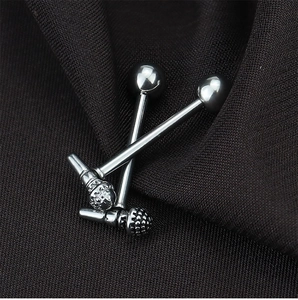 Vue macro de deux piercings de langue en acier titane argenté au design de micro miniature