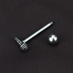 Vue macro d'un piercing de langue en acier titane avec un design de micro détaillé
