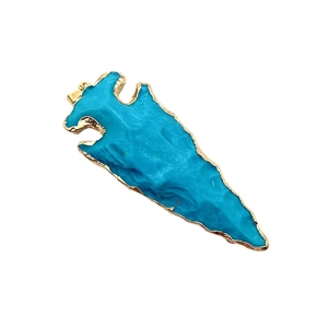 Blauwe hars hanger in pijlvorm met goudkleurige randen en vintage steentextuur
