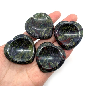 Lot de quatre pierres de pouce en forme de cœur en pierre de sang de dragon dans la main